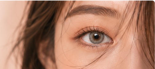 佩戴彩色隐形眼镜的眼部特写
